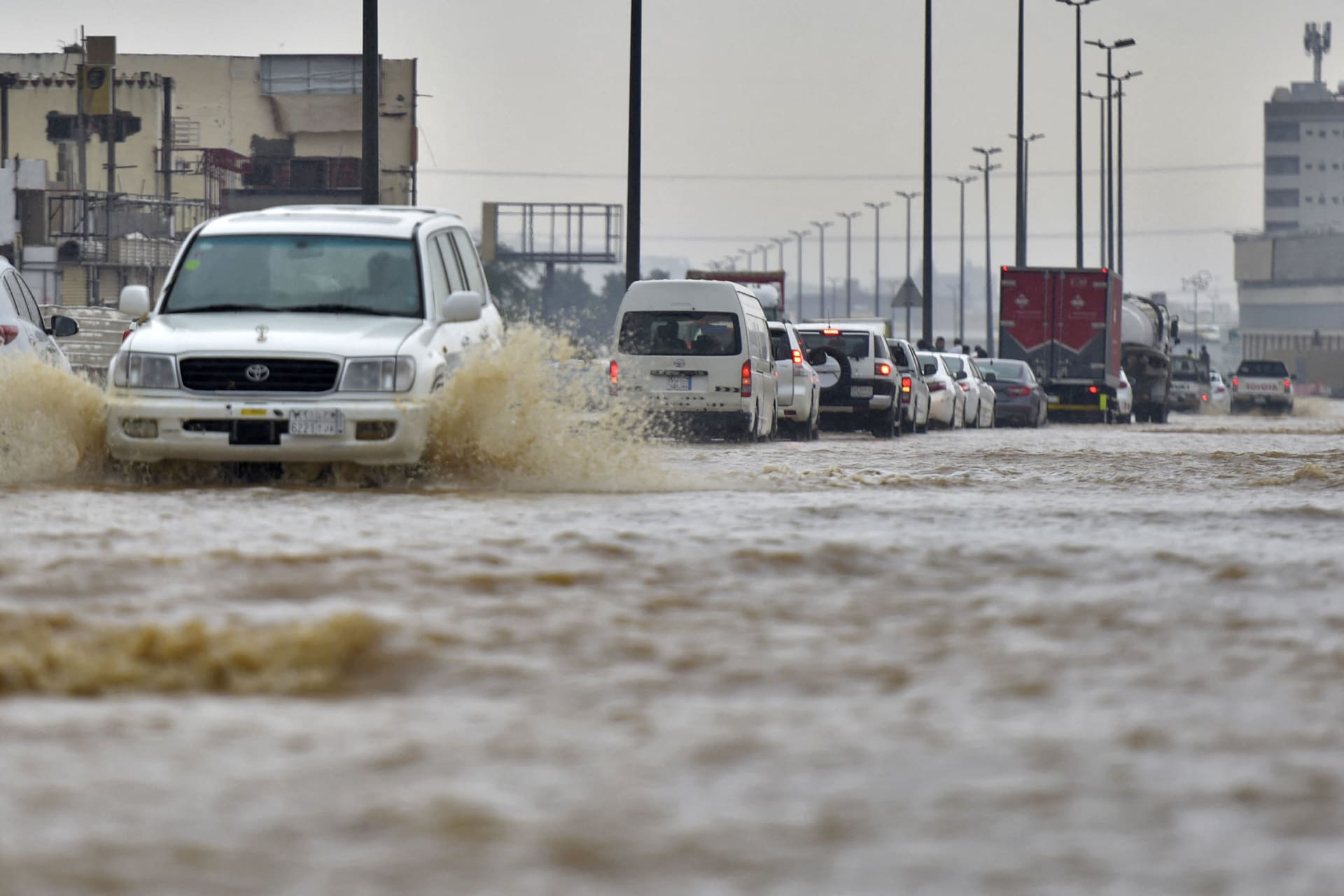 حالة وفاة في أمطار رعدية وسيول ضربت أجزاء من السعودية 1 السعودية