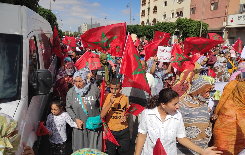 منتخبون: الاعتداء الشنيع على مدينة السمارة "لن يزيدنا إلا تشبثا بمغربية الصحراء وإصرارا على الانخراط في المسار التنموي بها" 1 انطلاق مسيرة العيون2