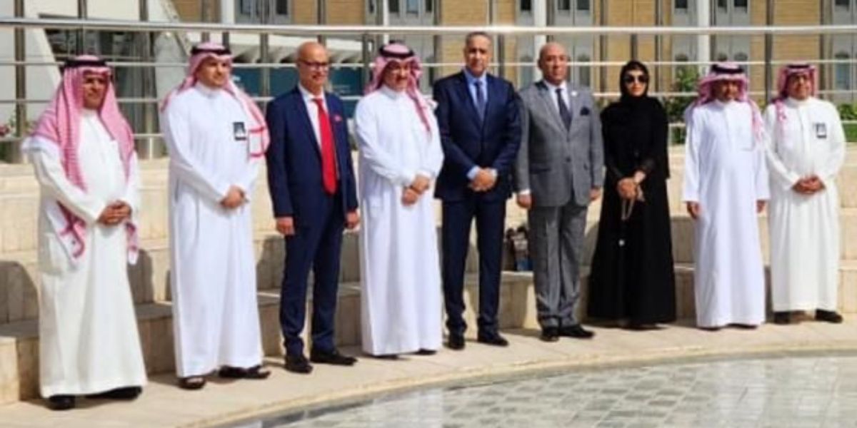 يشارك المدير العام للأمن الوطني ولمراقبة التراب الوطني عبد اللطيف حموشي، حاليا، في أشغال الاجتماع السنوي للمجلس الأعلى لجامعة نايف العربية للعلوم الأمنية في دورته التاسعة والأربعين، والذي تحتضنه العاصمة السعودية الرياض. ويحضر عبد اللطيف حموشي، في فعاليات هذا الاجتماع السنوي بصفته عضوا في التشكيل الجديد للمجلس الأعلى لجامعة نايف العربية للعلوم الأمنية، التي تعتبر الصرح العلمي والذراع الأكاديمي لمجلس وزراء الداخلية العرب، الذي يتولى الإشراف على تكوين الإطارات والكوادر العلمية المتخصصة في المجال الشرطي والأمني. كما سيشارك المدير العام للأمن الوطني ولمراقبة التراب الوطني في الحفل الذي ستنظمه جامعة نايف العربية للعلوم الأمنية بالمملكة العربية السعودية يوم غد الاثنين 6 نوفمبر الجاري، بمناسبة تخرج دفعة السنة الحالية من الأطر الأمنية العربية والدولية، والذين تمكنوا من إنهاء دراساتهم الأكاديمية العليا وحصلوا على شواهد الماجيستير والدكتوراه في مختلف التخصصات الأمنية والتقنية. يذكر أن المجلس الأعلى لجامعة نايف هو أعلى هيئة تقريرية في هذه المؤسسة الأكاديمية، وهو من يتولى رسم السياسة العامة للجامعة والإشراف على شؤونها العلمية والإدارية والمالية، واتخاذ القرارات التي تكفل التحقيق الأمثل لأهدافها في مجال التدريب والتكوين الشرطي وفي العلوم الأمنية والتقنية. ويترأس فعاليات هذه الأنشطة صاحب السمو الملكي الأمير عبدالعزيز بن سعود بن نايف بن عبدالعزيز، وزير الداخلية في المملكة العربية السعودية ورئيس المجلس الأعلى لجامعة نايف العربية للعلوم الأمنية. يشارك المدير العام للأمن الوطني ولمراقبة التراب الوطني عبد اللطيف حموشي، حاليا، في أشغال الاجتماع السنوي للمجلس الأعلى لجامعة نايف العربية للعلوم الأمنية في دورته التاسعة والأربعين، والذي تحتضنه العاصمة السعودية الرياض. ويحضر عبد اللطيف حموشي، في فعاليات هذا الاجتماع السنوي بصفته عضوا في التشكيل الجديد للمجلس الأعلى لجامعة نايف العربية للعلوم الأمنية، التي تعتبر الصرح العلمي والذراع الأكاديمي لمجلس وزراء الداخلية العرب، الذي يتولى الإشراف على تكوين الإطارات والكوادر العلمية المتخصصة في المجال الشرطي والأمني. كما سيشارك المدير العام للأمن الوطني ولمراقبة التراب الوطني في الحفل الذي ستنظمه جامعة نايف العربية للعلوم الأمنية بالمملكة العربية السعودية يوم غد الاثنين 6 نوفمبر الجاري، بمناسبة تخرج دفعة السنة الحالية من الأطر الأمنية العربية والدولية، والذين تمكنوا من إنهاء دراساتهم الأكاديمية العليا وحصلوا على شواهد الماجيستير والدكتوراه في مختلف التخصصات الأمنية والتقنية. يذكر أن المجلس الأعلى لجامعة نايف هو أعلى هيئة تقريرية في هذه المؤسسة الأكاديمية، وهو من يتولى رسم السياسة العامة للجامعة والإشراف على شؤونها العلمية والإدارية والمالية، واتخاذ القرارات التي تكفل التحقيق الأمثل لأهدافها في مجال التدريب والتكوين الشرطي وفي العلوم الأمنية والتقنية. ويترأس فعاليات هذه الأنشطة صاحب السمو الملكي الأمير عبدالعزيز بن سعود بن نايف بن عبدالعزيز، وزير الداخلية في المملكة العربية السعودية ورئيس المجلس الأعلى لجامعة نايف العربية للعلوم الأمنية.