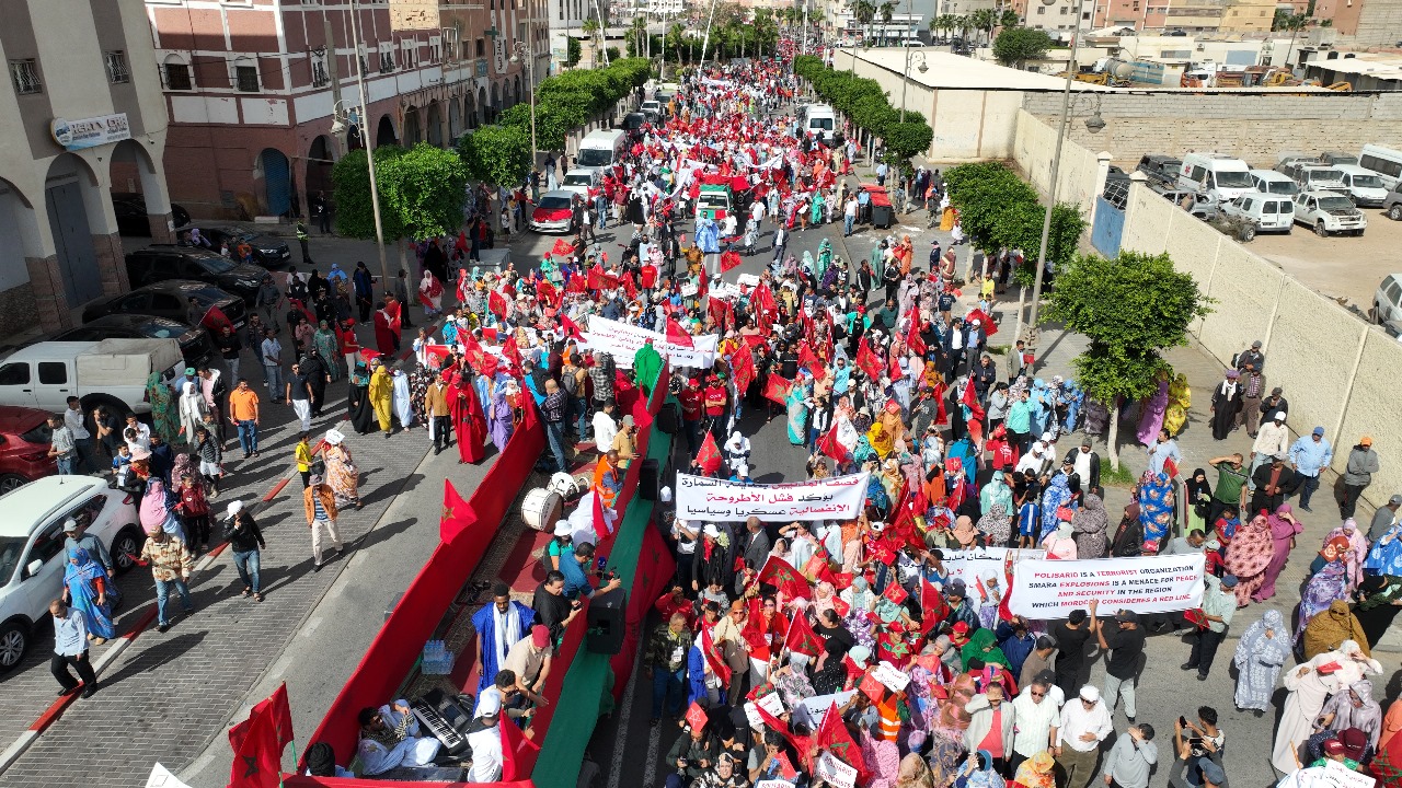 العيون.. مسيرة حاشدة لساكنة الأقاليم الصحراوية للتنديد بالهجوم الإرهابي لجبهة البوليساريو على مدينة السمارة 1 شيوخ القبائل عن مسيرة العيون