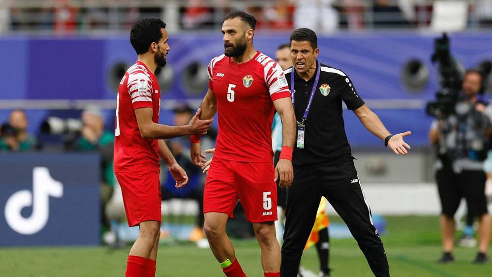 الإطار المغربي حسين عموتة يقود الأردن لربع نهائي كأس آسيا