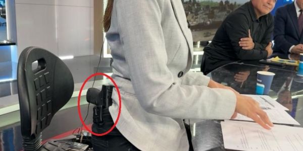 صحفية إسرائيلية تثير الجدل بعد ظهورها و هي تحمل مسدساً داخل الأستوديو