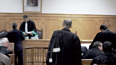 بسبب الضحك الباسل. محامي متدرب يرسل زميله للإنعاش بطنجة