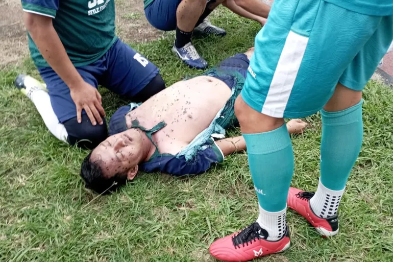 صاعقة رعدية تودي بحياة لاعب كرة قدم إندونيسي (فيديو) 1 صاعقة رعدية لاعب كرة قدم إندونيسي