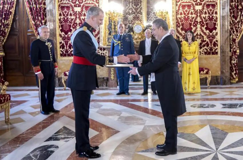 بعد تبهديلة دبلوماسية عمرت لأربعة أشهر.. ملك إسبانيا فليبي السادس يستقبل سفير الجزائر الجديد 1 سفير الجزائر بإسبانيا