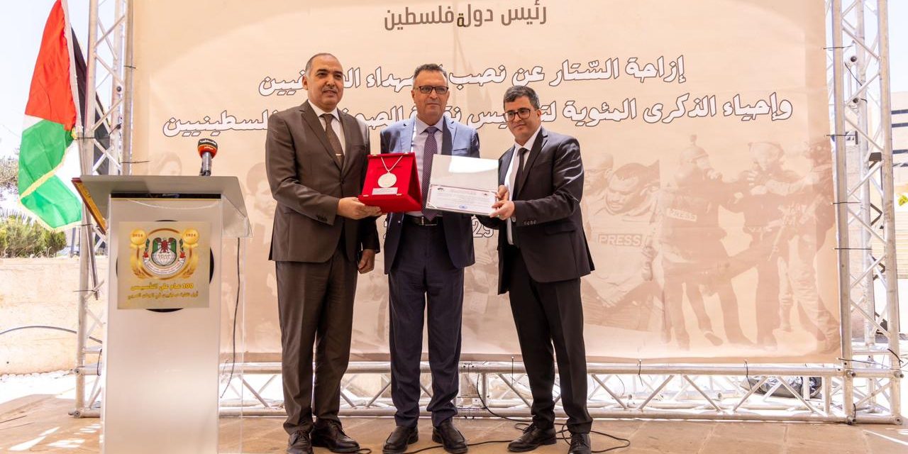 وكالة بيت مال القدس الشريف تسلم ميدالية الشجاعة والإقدام لنقيب الصحفيين الفلسطينيين 1 وكالة بيت مال القدس الشريف