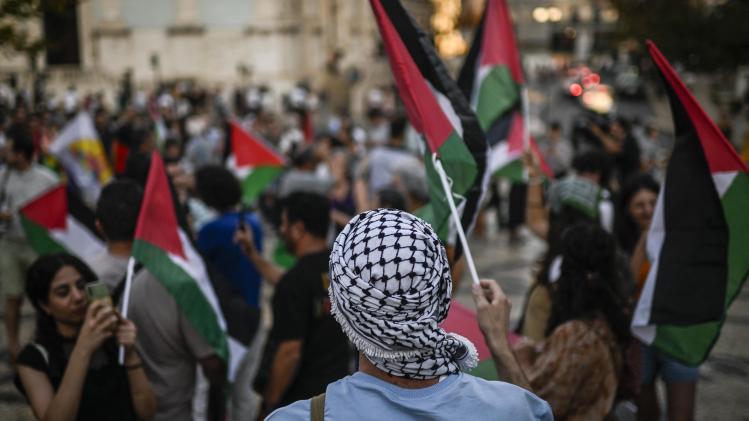 الكوفية والعلم الفلسطيني