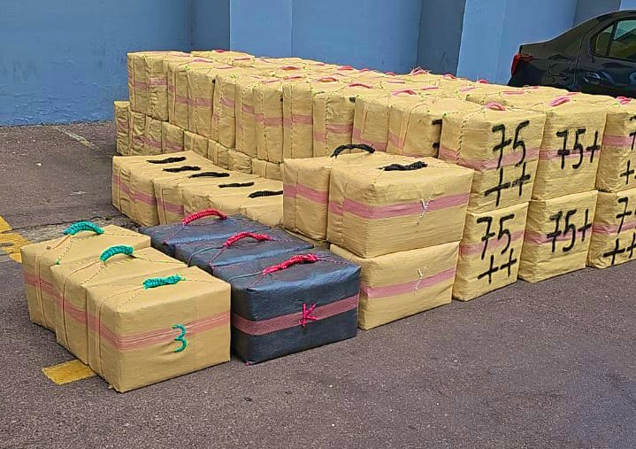 في عملية مشتركة مع عناصر "الديستي".. أمن البيضاء يحبط محاولة تهريب كميات مهمة من مخدر الشيرا 1 في عملية مشتركة مع عناصر "الديستي".. أمن البيضاء يحبط محاولة تهريب كميات مهمة من مخدر الشيرا