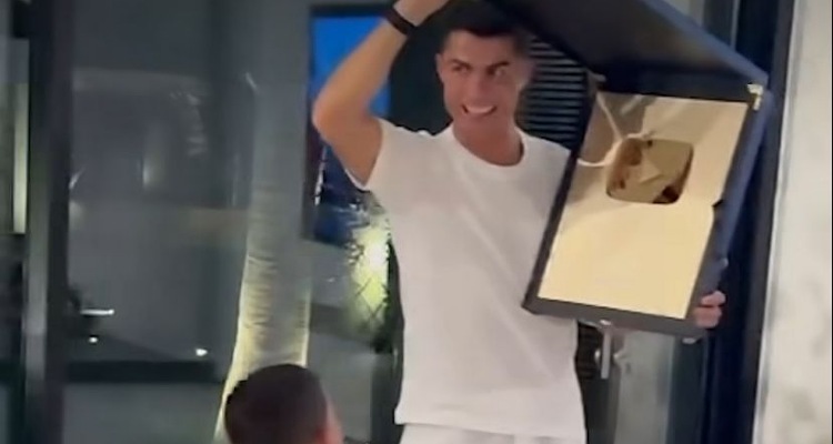 كريستيانو رونالدو يحصل على الدرع الذهبي بعد ساعات من إطلاق قناته على “يوتيوب “ 1 cr7
