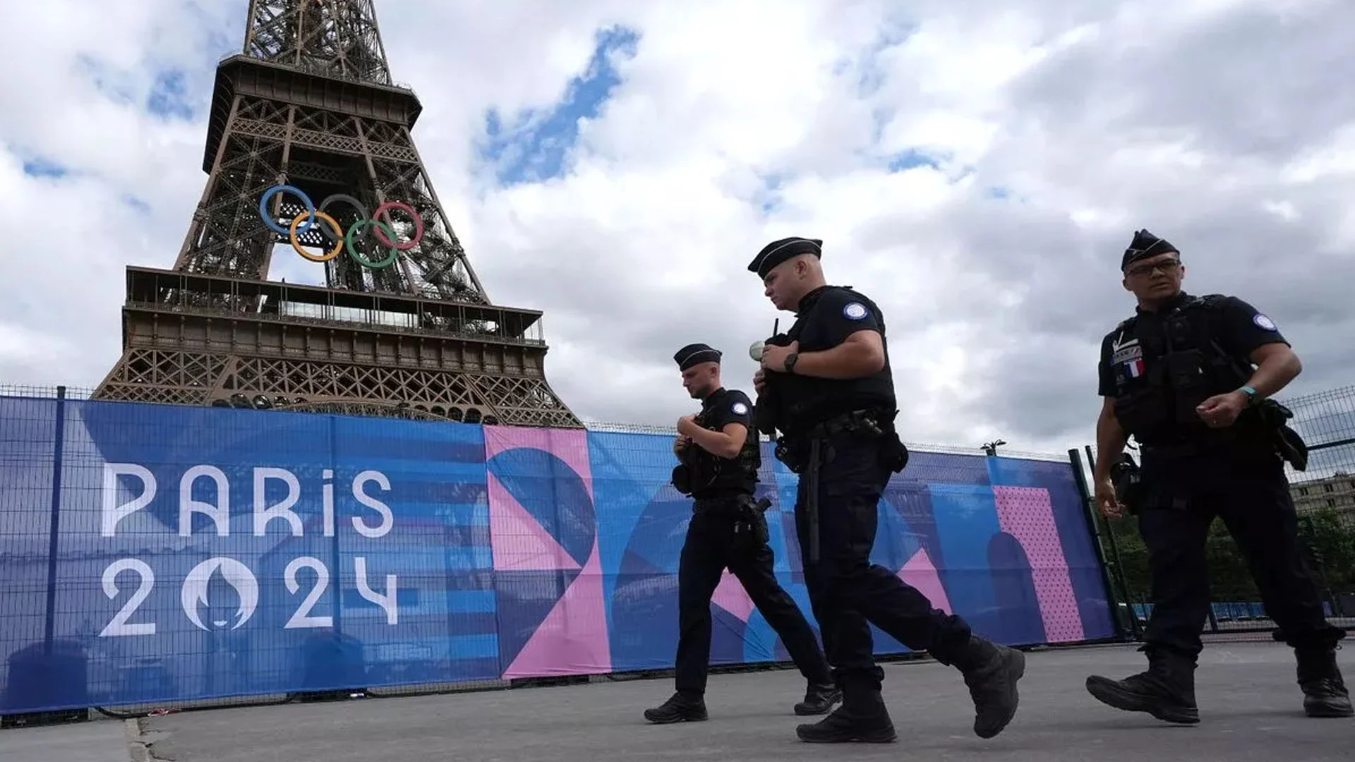 توقيف مدرب فرنسي خلال دورة الألعاب الأولمبية باريس بسبب التبول في الشارع العام 1 paris
