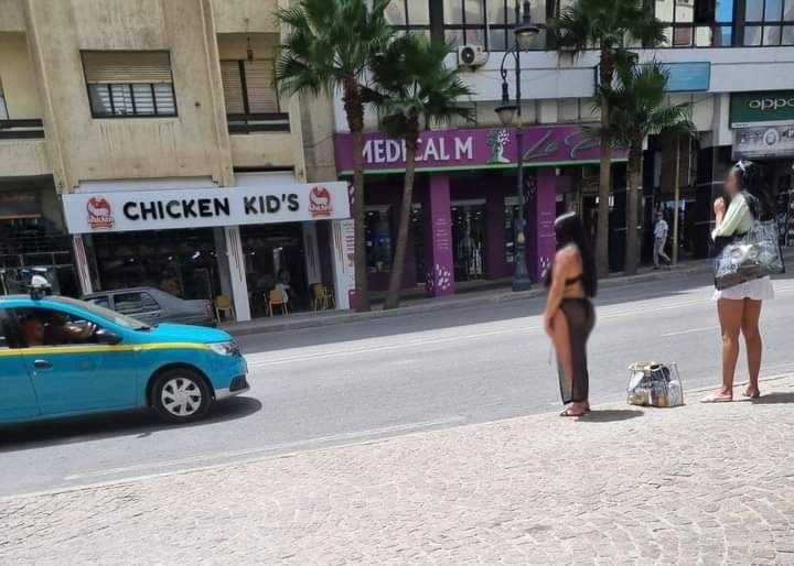 فتاة شبه عارية طنجة