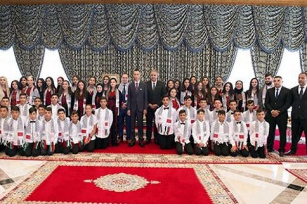 ولي العهد الأمير مولاي الحسن يستقبل أطفالا مقدسيين بالقصر الملكي بتطوان 1 ولي العهد رفقة أطفال القدس