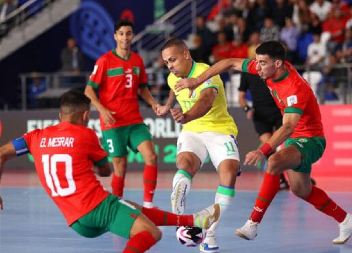 كأس العالم للفوتسال.. المنتخب المغربي يخرج من دور الربع بعد هزيمته أمام نظيره البرازيلي بـ3-1 1 المغرب البرازيل