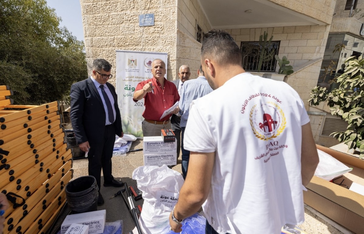 بدعم من وكالة بيت مال القدس الشريف.. حملة "عونة" لموسم قطاف الزيتون بالقدس تصل قرية "أم اللحم" 1 حملة عونة