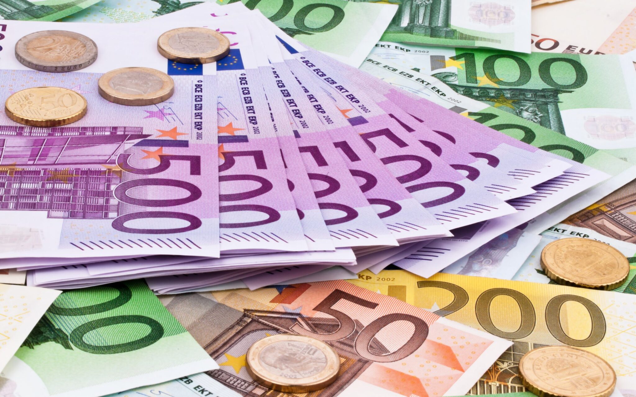 تحويلات المغاربة المقيمين بالخارج تفوق مليار درهم عند متم أكتوبر 1 أورو