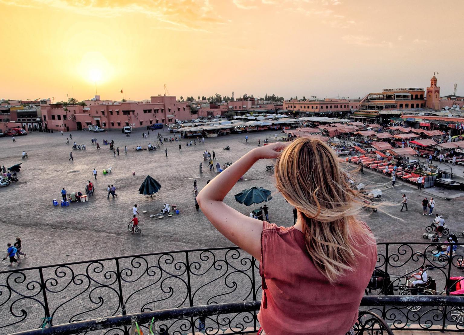 المغرب.. عائدات السياحة بالعملة الصعبة تحقق رقما قياسيا بـ 112 مليار درهم سنة 2024 1 woman tourist old medina marrakech morocco travel me