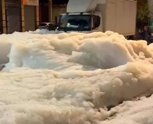رغوة غريبة تغمر شوارع البرنوصي و تثير ذهول المواطنين (صور+فيديو) 2 رغوة 1