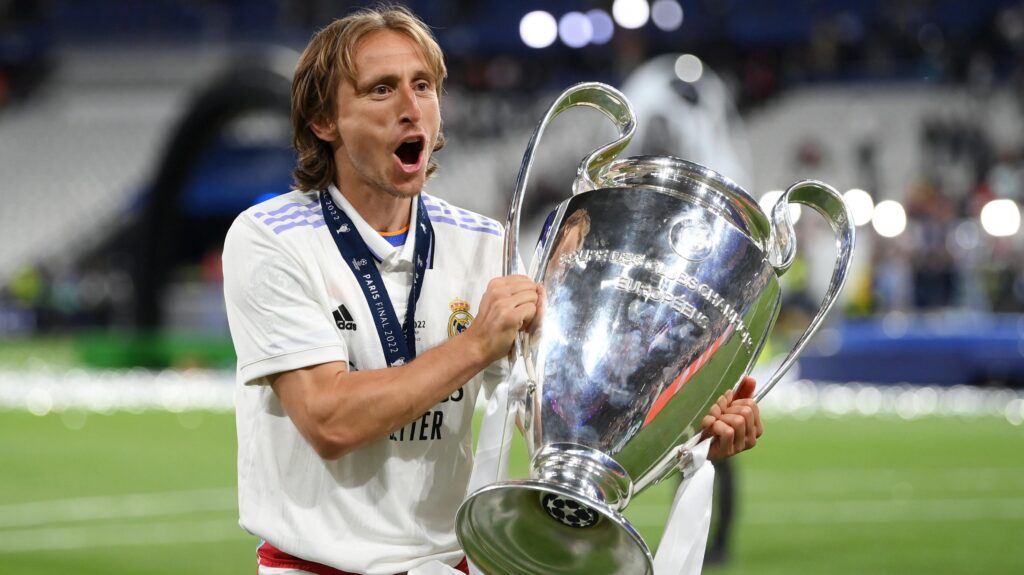 مودريتش يقرر إنهاء مشواره مع ريال مدريد بعد 13 سنة قضاها مع النادي الملكي 2 مودريتش 1