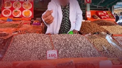 ساحة جامع الفنا بائع الفواكه الجافة