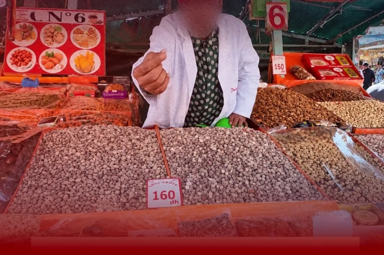 ساحة جامع الفنا بائع الفواكه الجافة